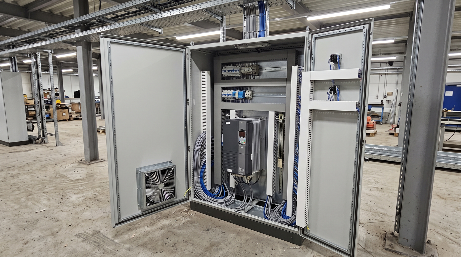 Tablero de control industrial con PLC, variadores de velocidad y componentes eléctricos integrados